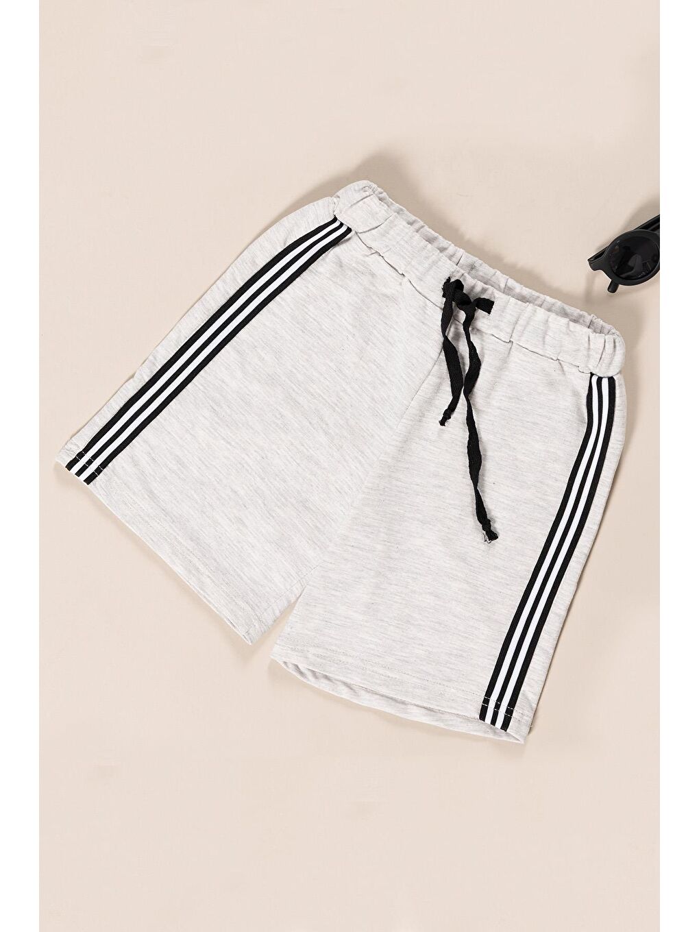 Etiket Ve Yanı Şerit Çizgi Detaylı Erkek Çocuk T-Shirt Şort Takım  | Gri-2