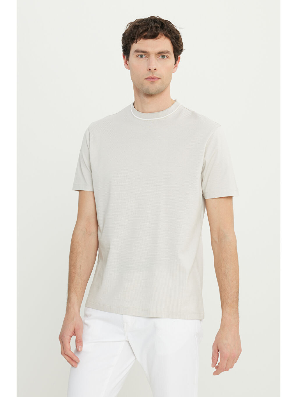 Erkek Bej %100 Pamuk Slim Fit Dar Kesim Bisiklet Yaka Jakarlı Tişört