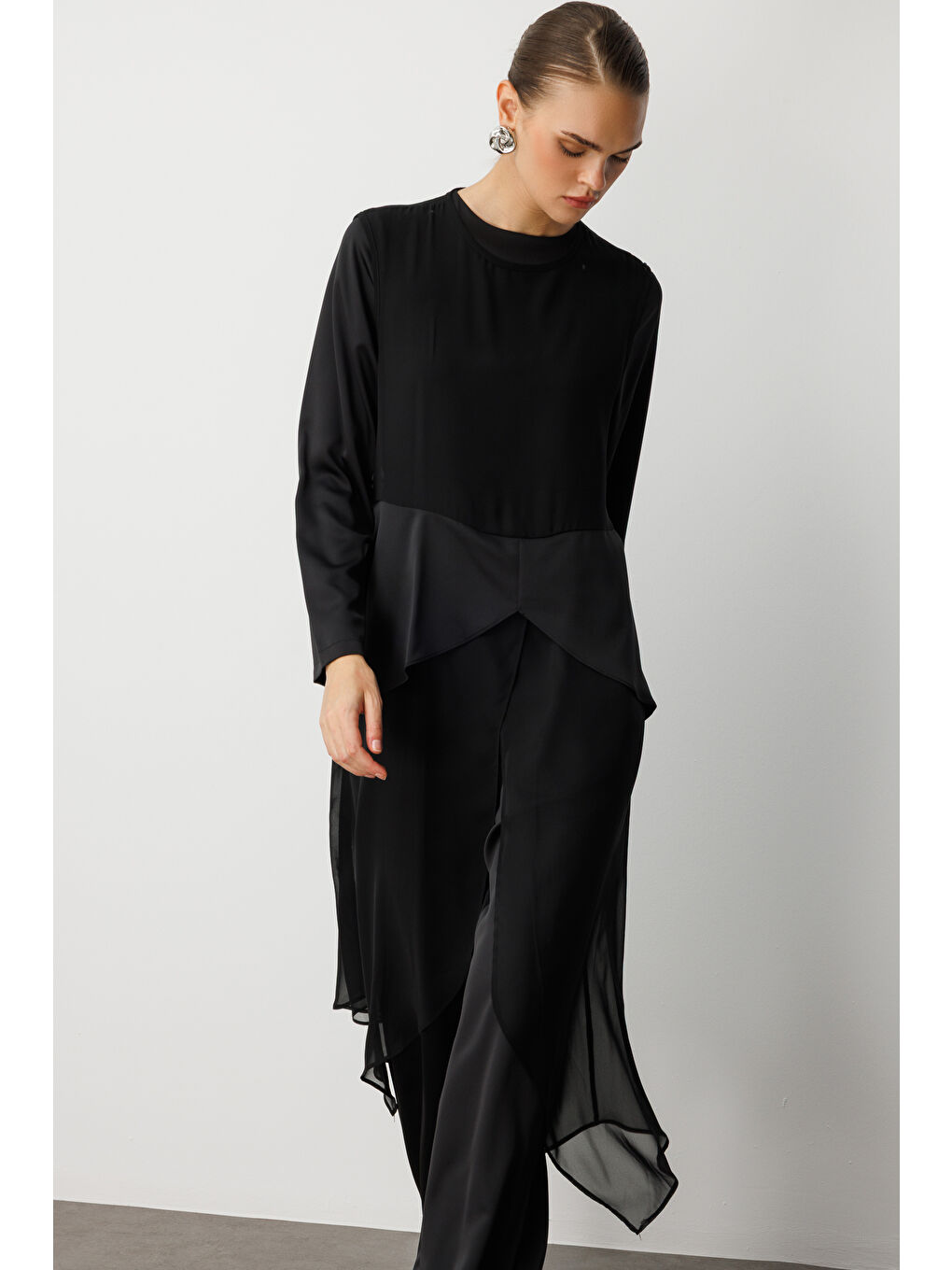 Şifon Detaylı Uzun Saten Siyah Tulum-1