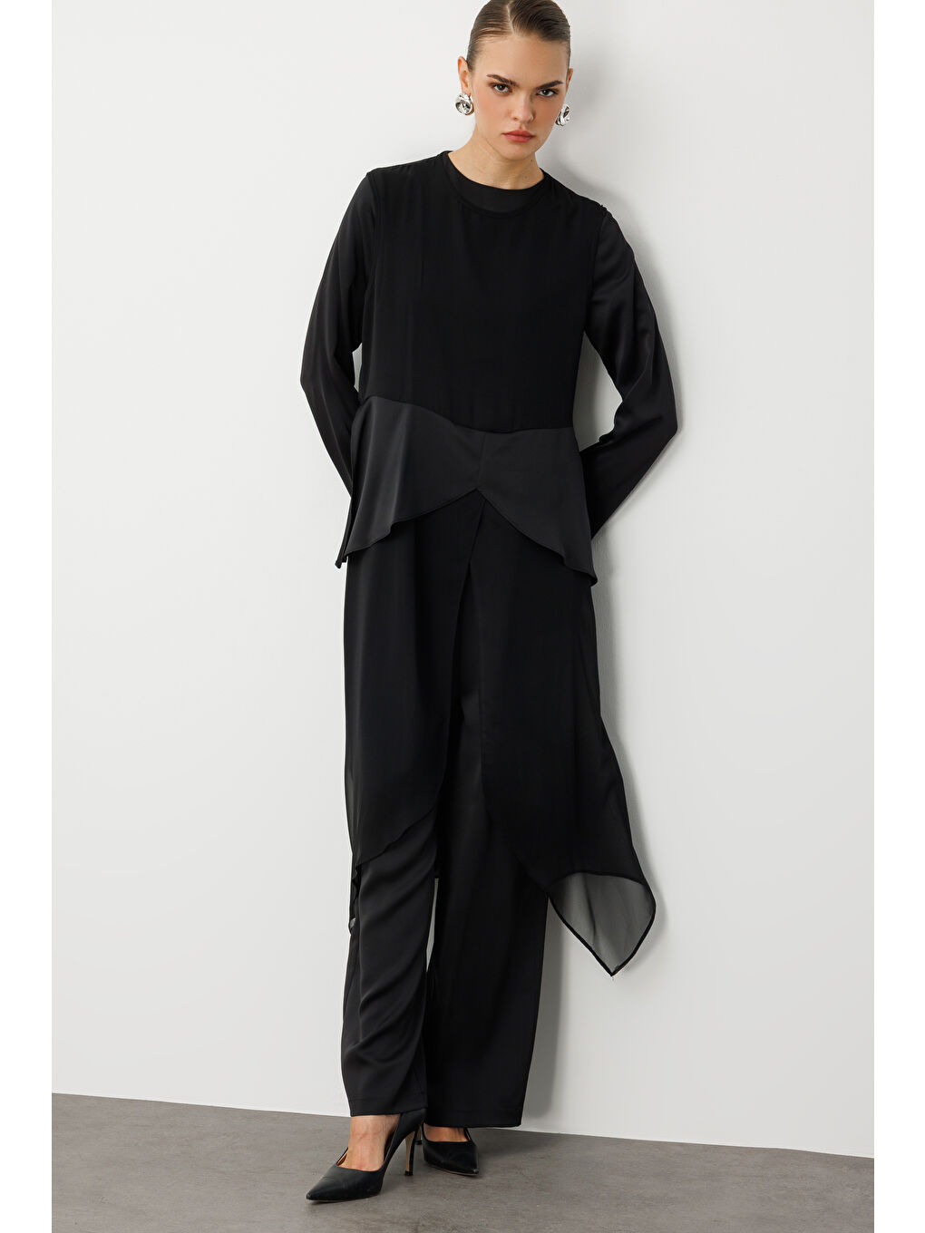 Şifon Detaylı Uzun Saten Siyah Tulum-2