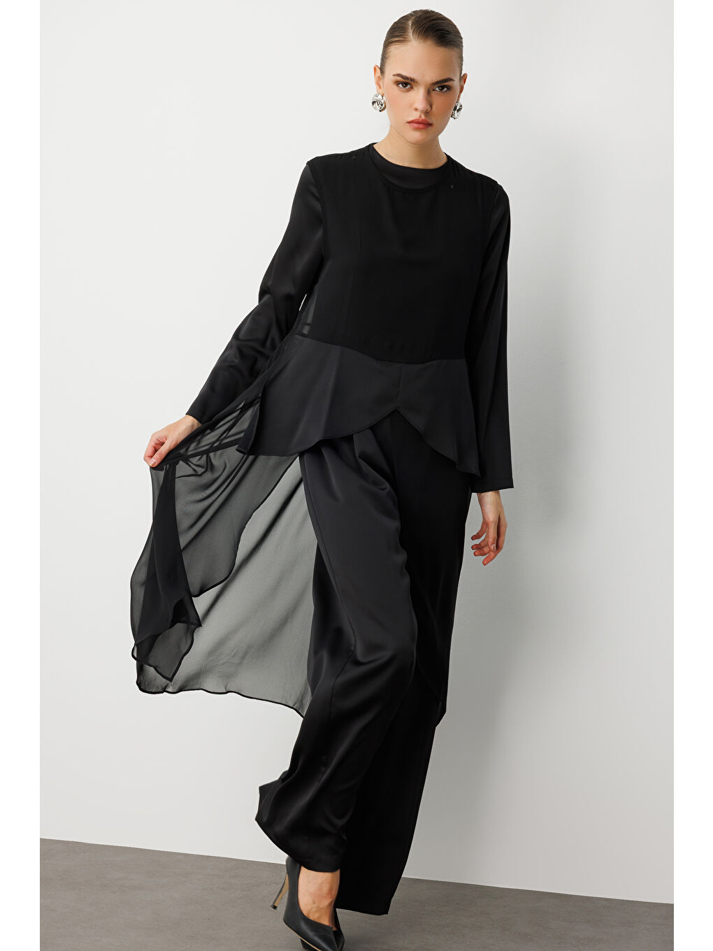 Şifon Detaylı Uzun Saten Siyah Tulum-3