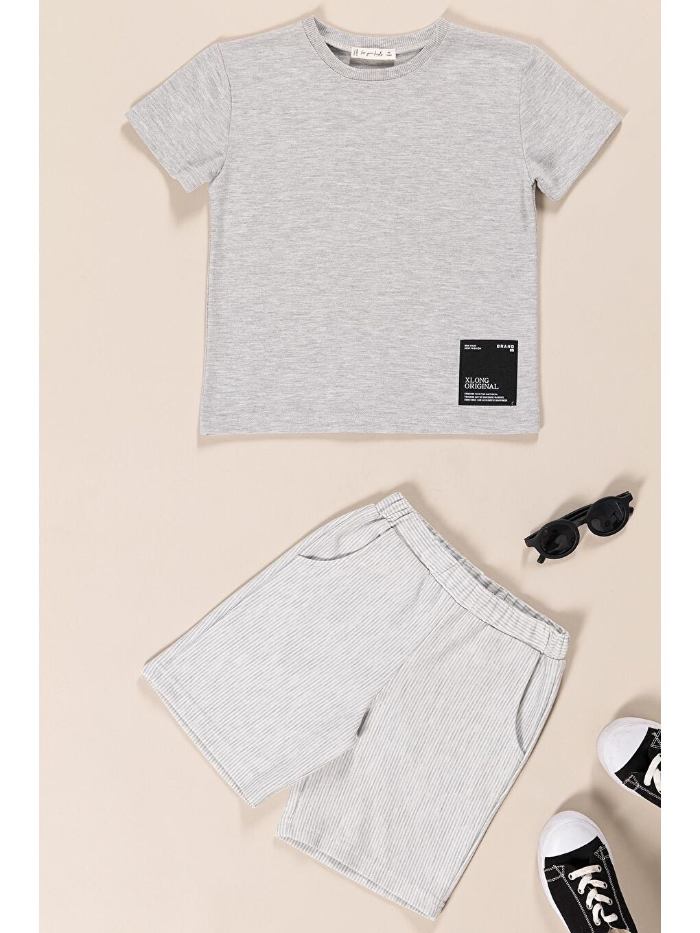 Geniş Etiket Detaylı Erkek Çocuk T-Shirt Şort Takım | Gri