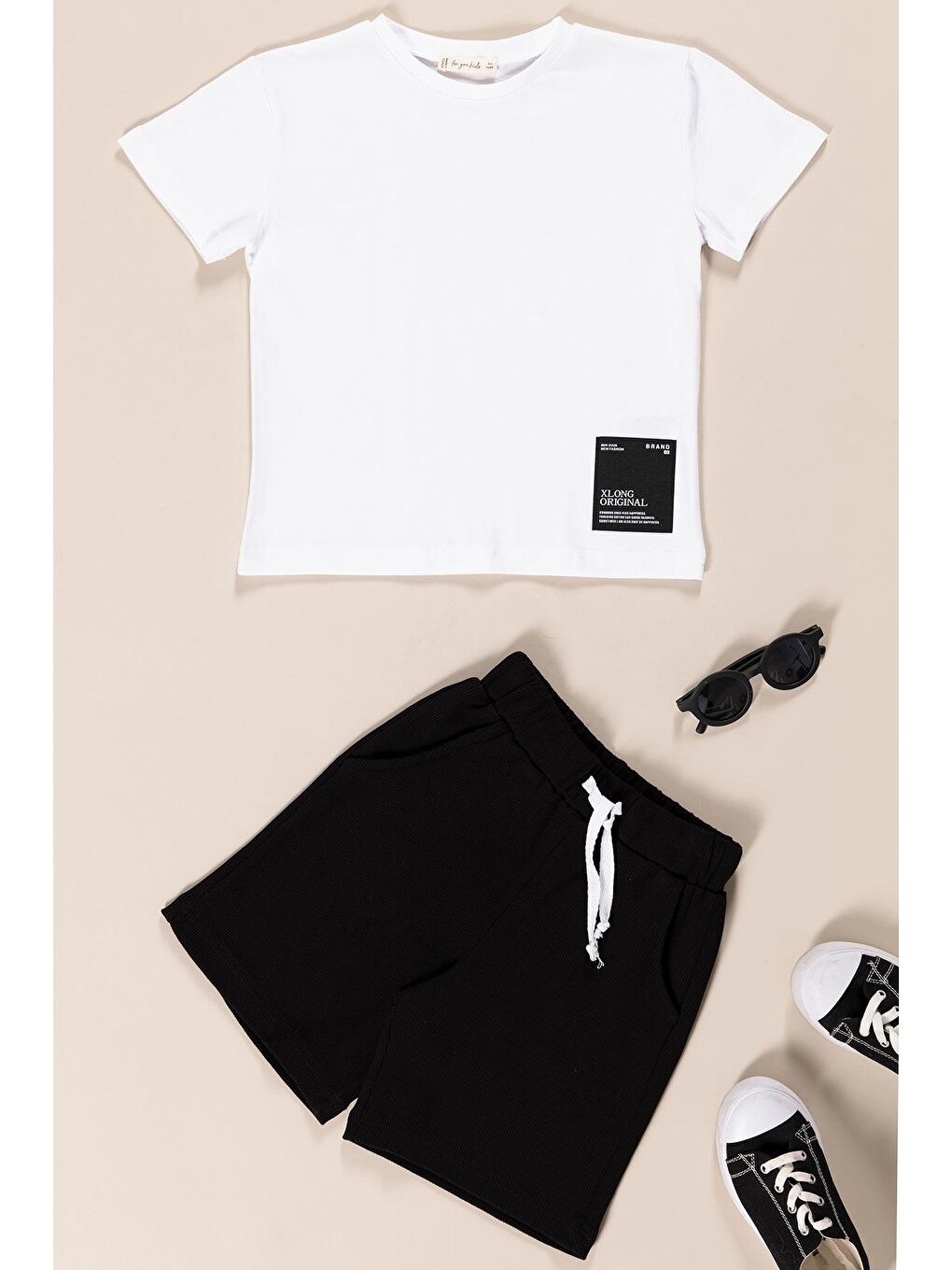 Geniş Etiket Detaylı Erkek Çocuk T-Shirt Şort Takım | Siyah Beyaz