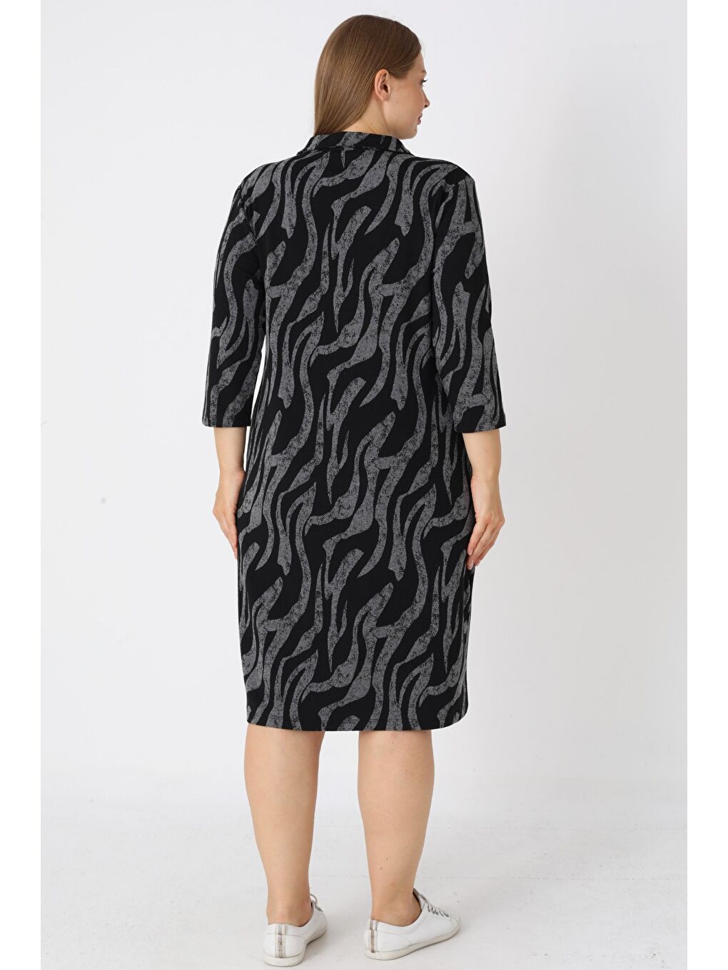 Kadın Büyük Beden Siyah Desenli Elastanlı Cepli Anvelop Jakarlı Elbise-5