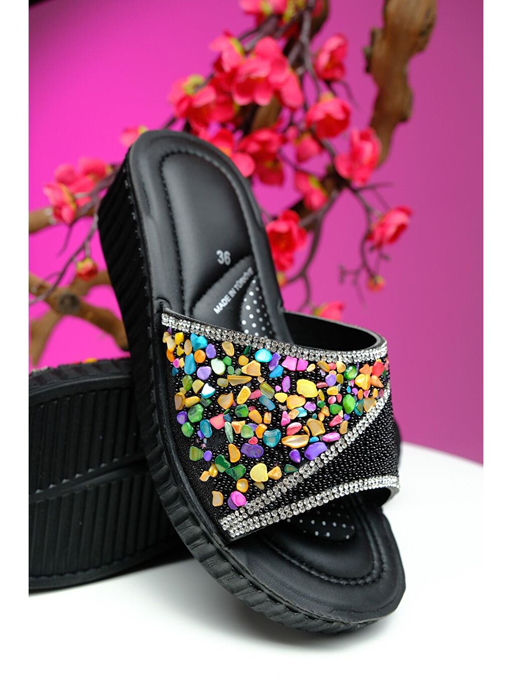 Siyah Dazzi Ortopedik Hafif Taban Topuklu Taş ve Boncuk Detaylı Günlük Kadın Terlik-1