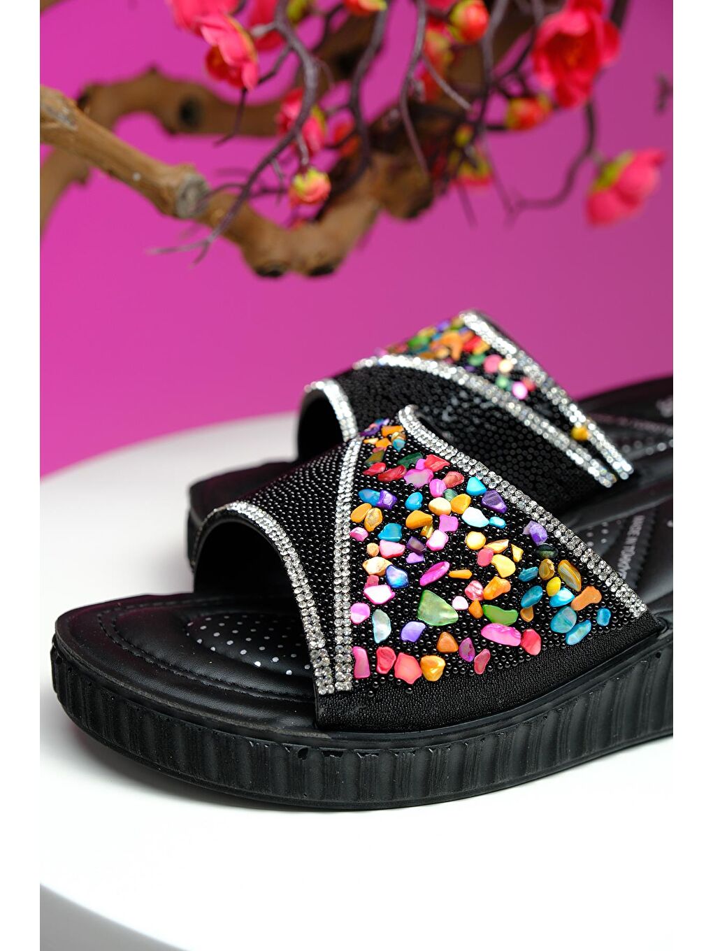 Siyah Dazzi Ortopedik Hafif Taban Topuklu Taş ve Boncuk Detaylı Günlük Kadın Terlik-3