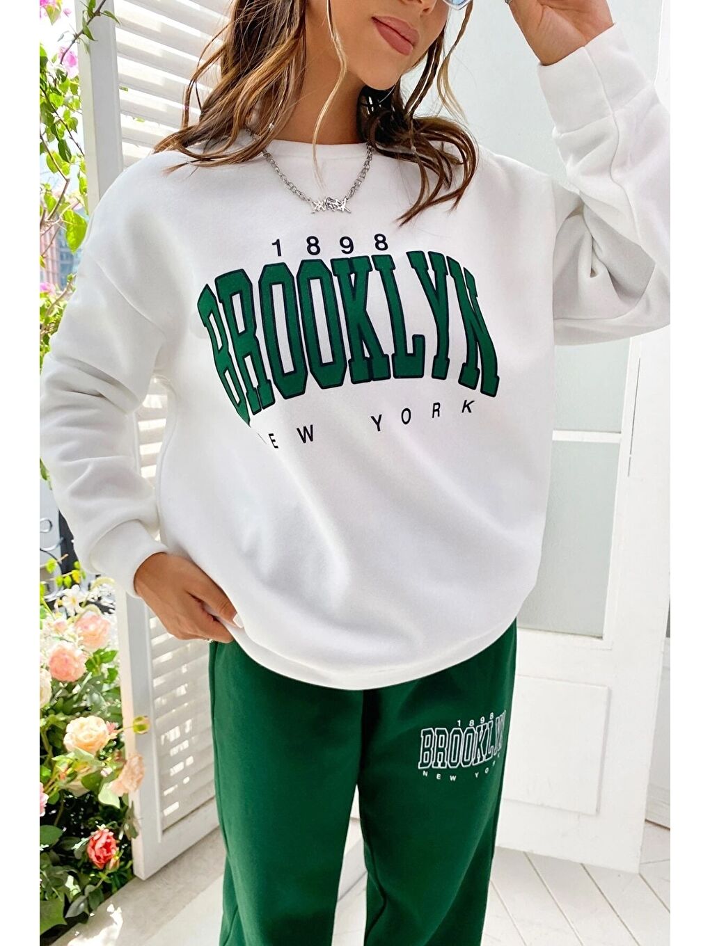 Unisex Yeşil Beyaz Bisiklet Yaka Brooklyn Baskılı Alt-Üst Eşofman Takımı-1