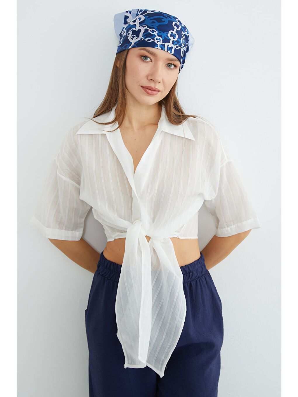 Beyaz Çizgili Jakarlı Bağlamalı Crop Gömlek