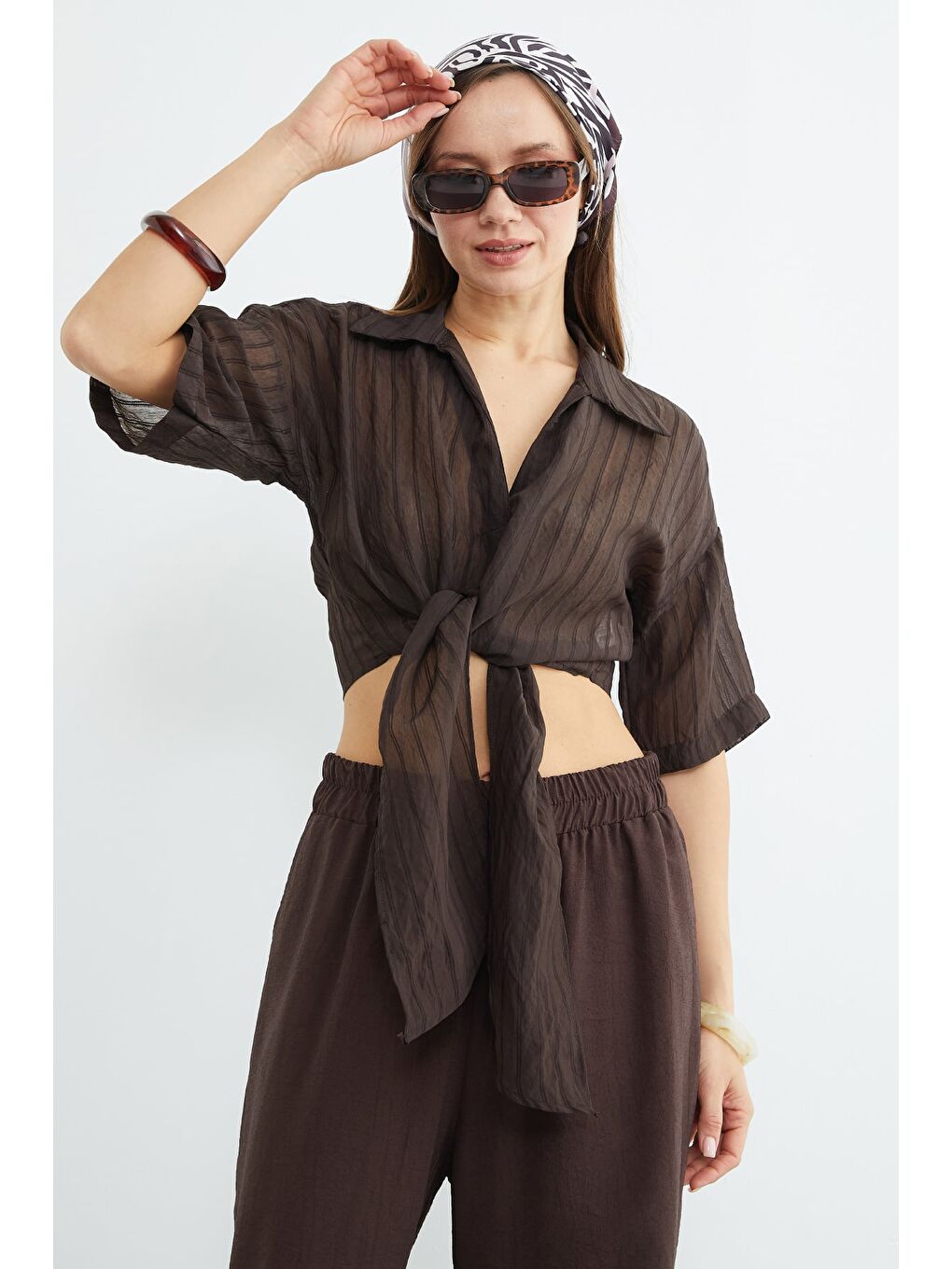 Kahverengi Çizgili Jakarlı Bağlamalı Crop Gömlek-1