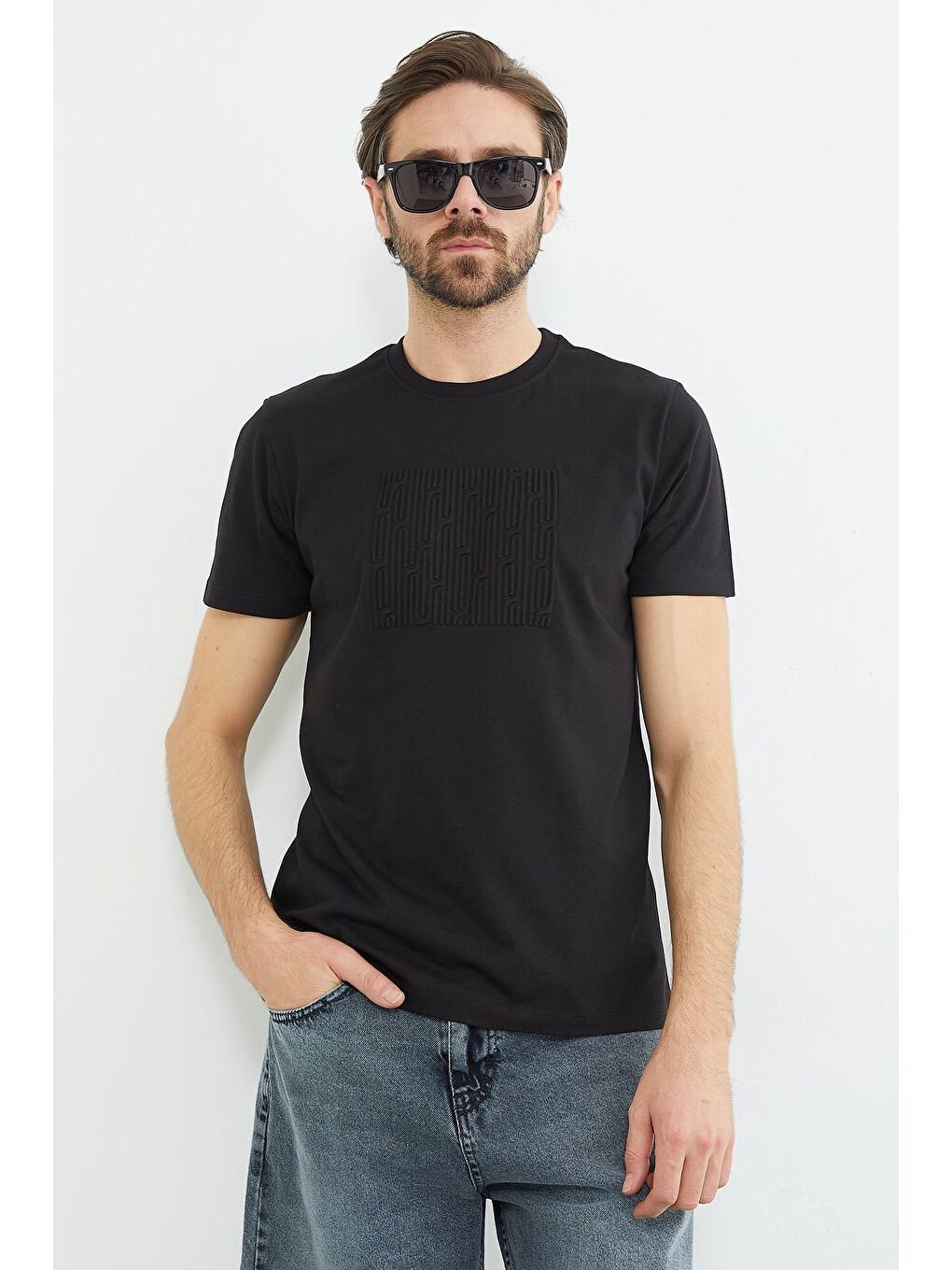 Siyah Kabartma Baskılı Bisiklet Yaka Tişört