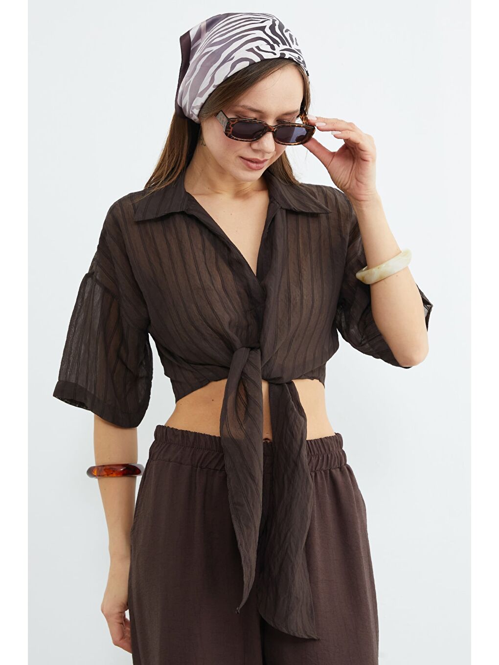 Kahverengi Çizgili Jakarlı Bağlamalı Crop Gömlek-3