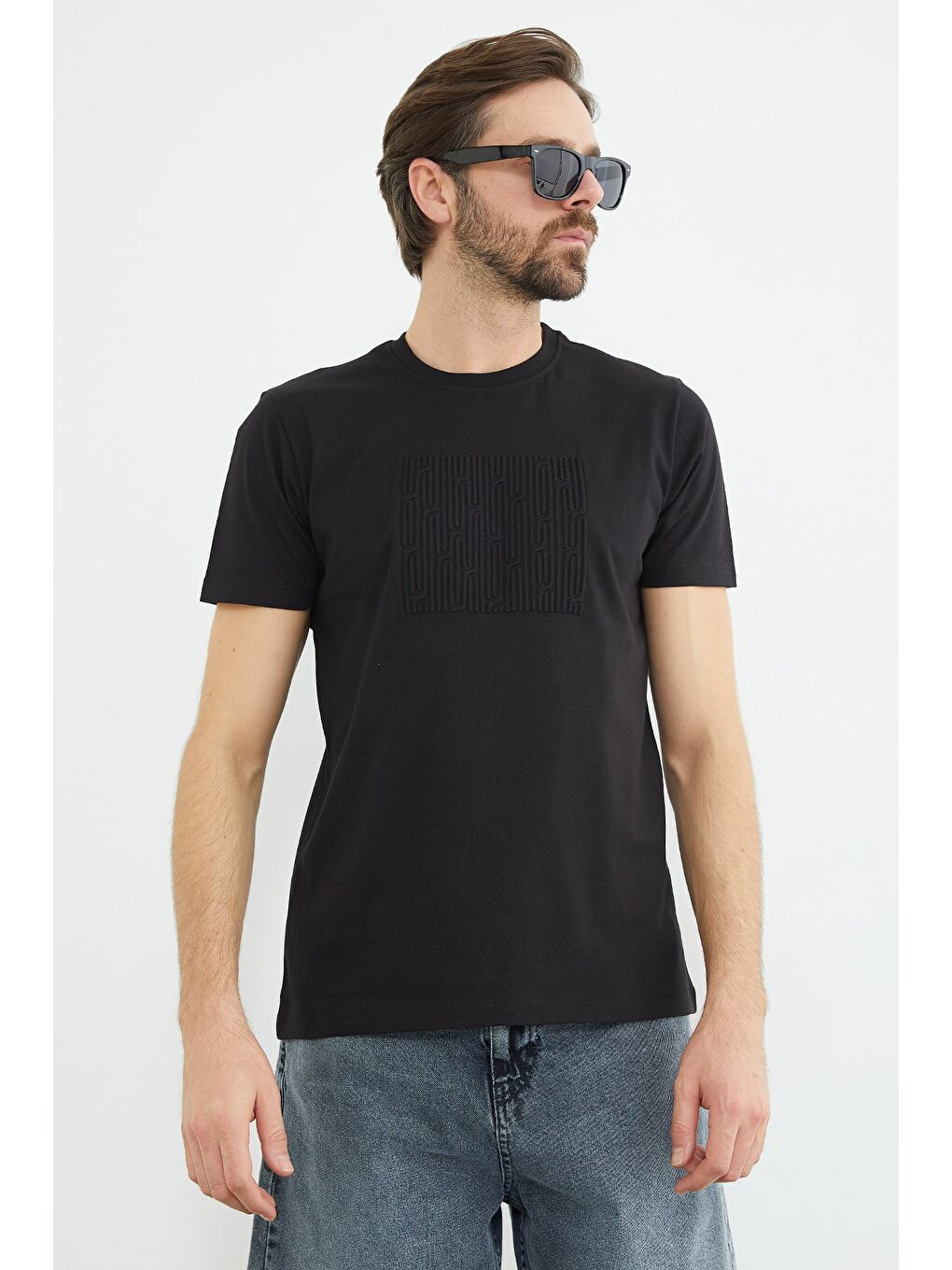 Siyah Kabartma Baskılı Bisiklet Yaka Tişört-1