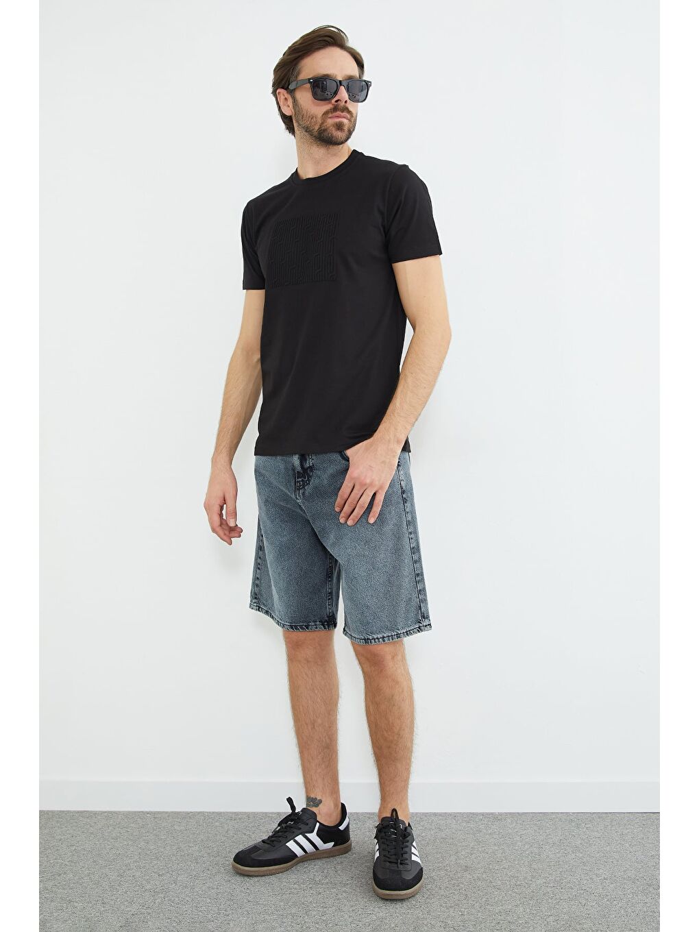 Siyah Kabartma Baskılı Bisiklet Yaka Tişört-2