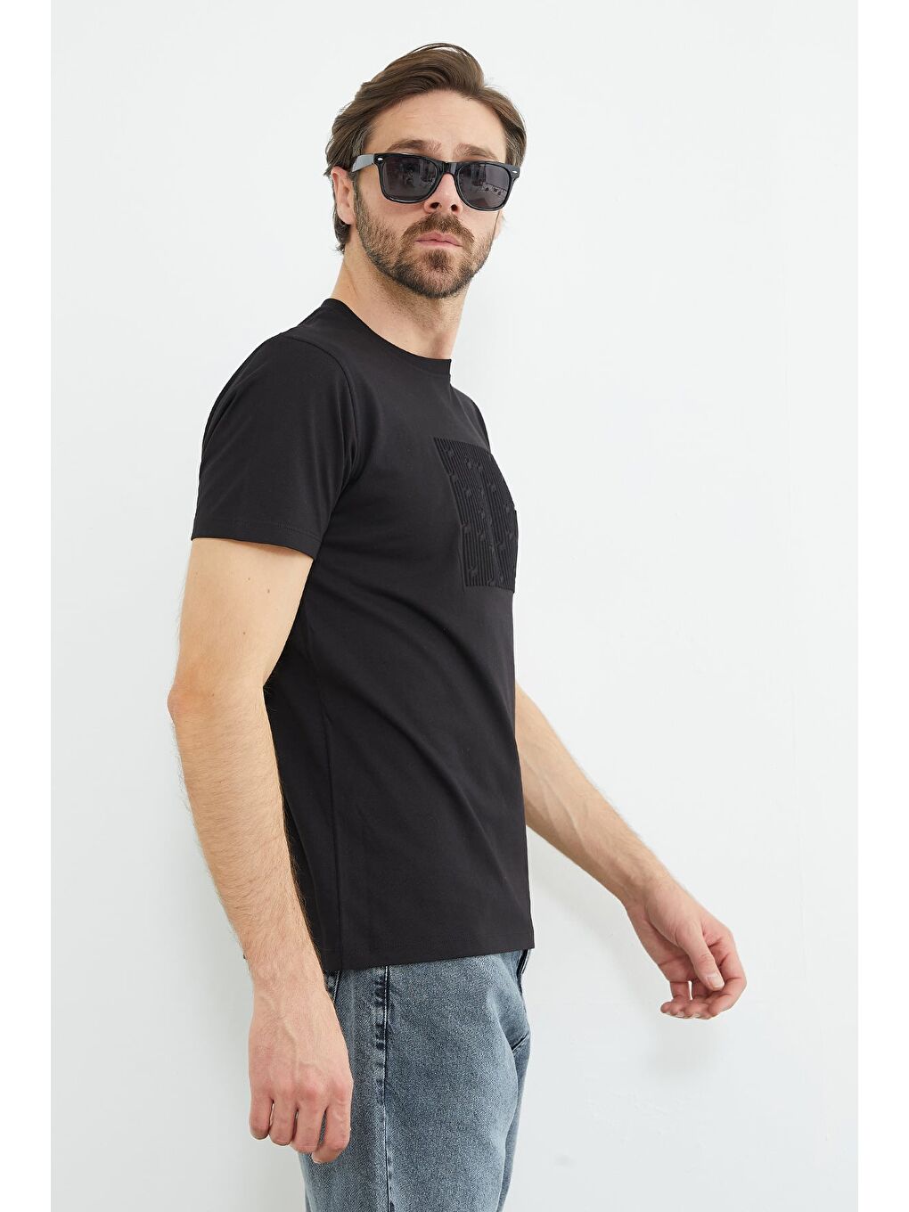 Siyah Kabartma Baskılı Bisiklet Yaka Tişört-3