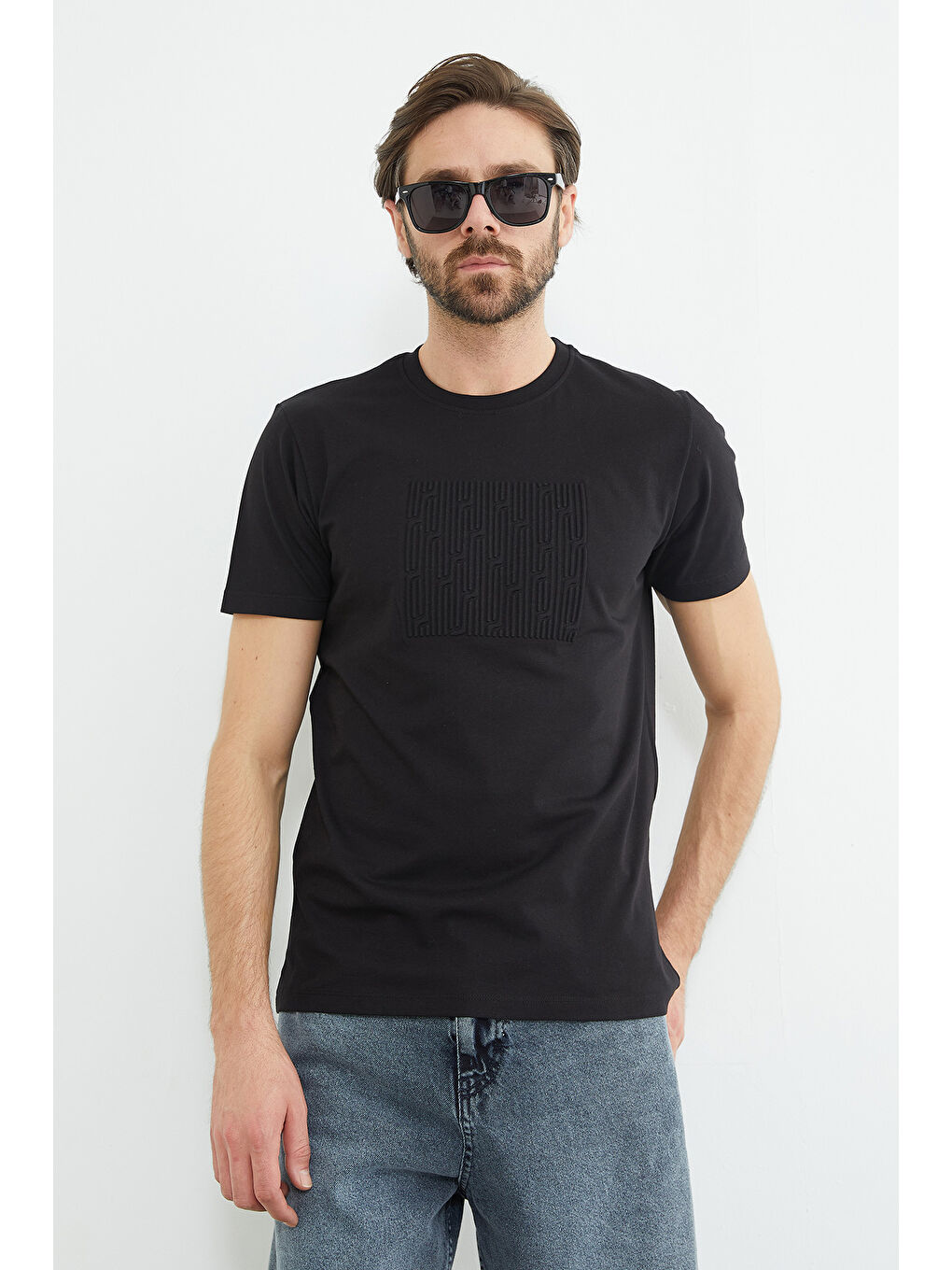 Siyah Kabartma Baskılı Bisiklet Yaka Tişört-4