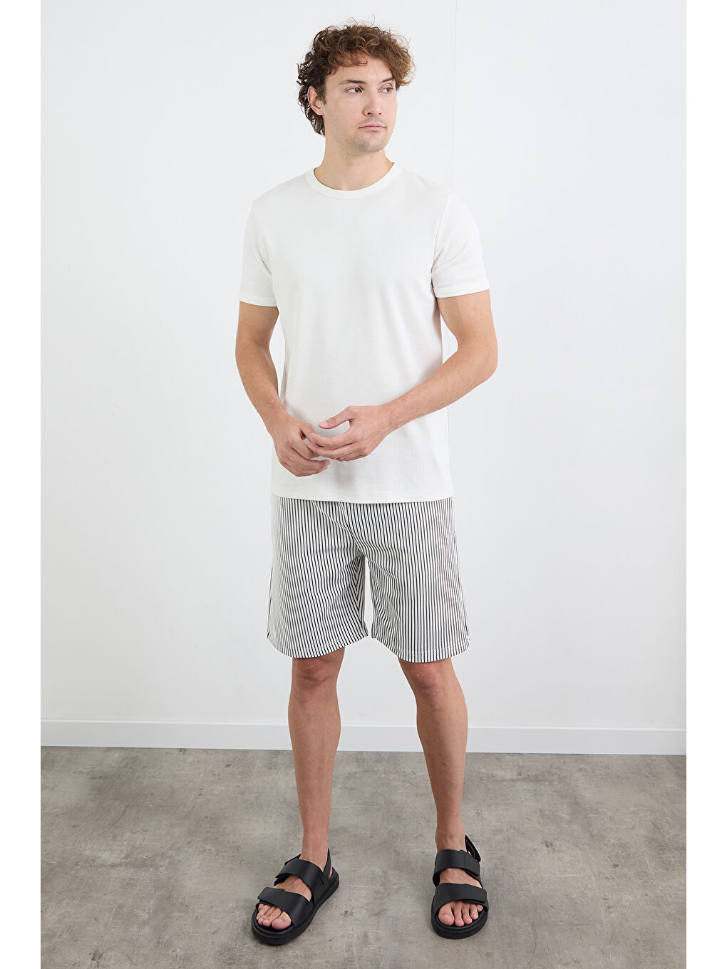 Beyaz Çizgili Beli Lastikli Şort