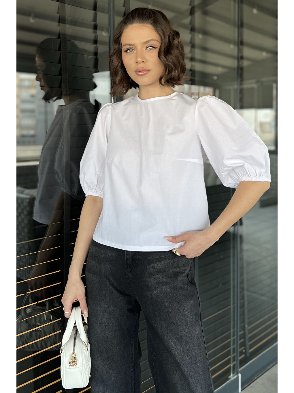 Beyaz Kadın Sırt Bağlama Detaylı Kol Lastikli Bluz-1