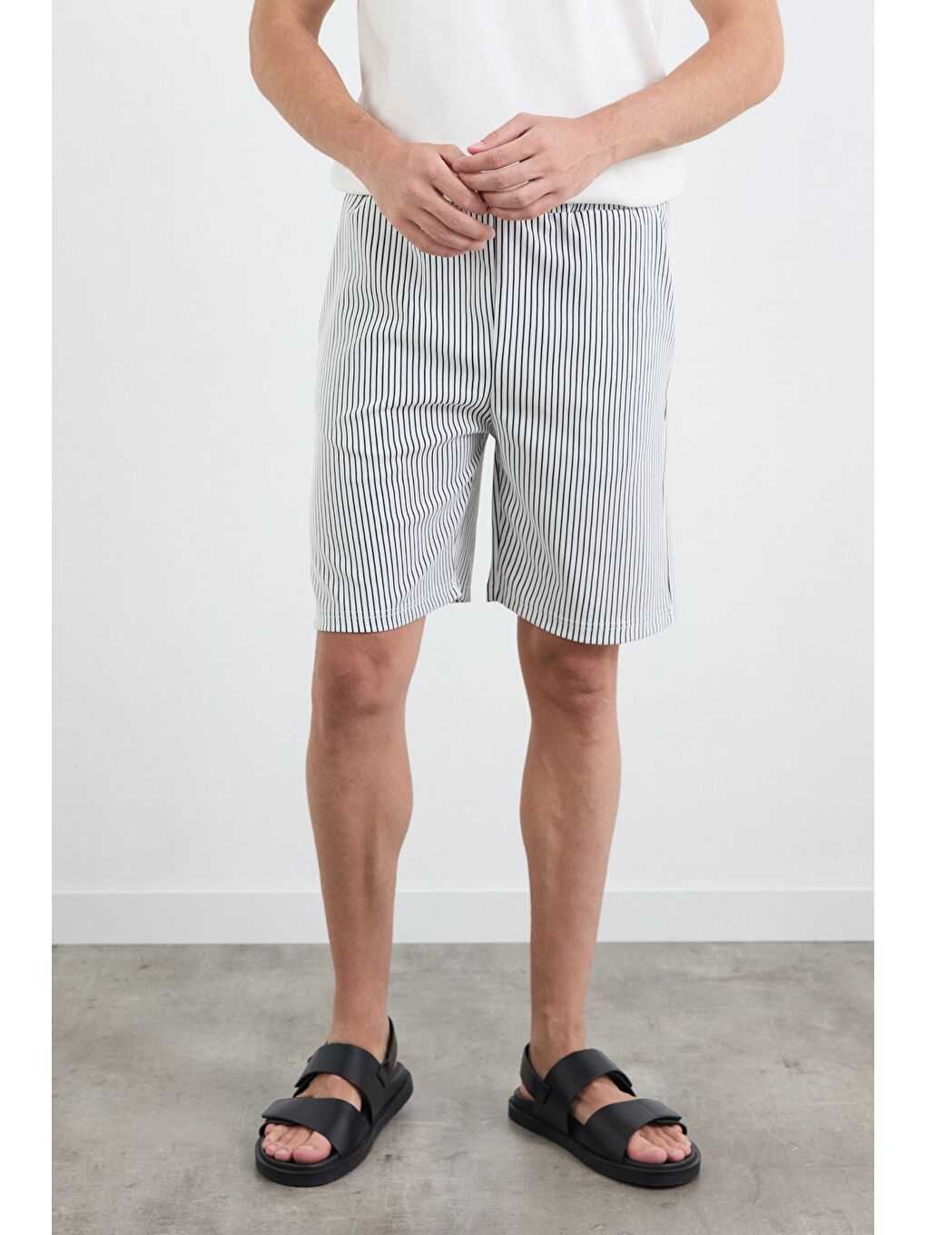 Beyaz Çizgili Beli Lastikli Şort-1