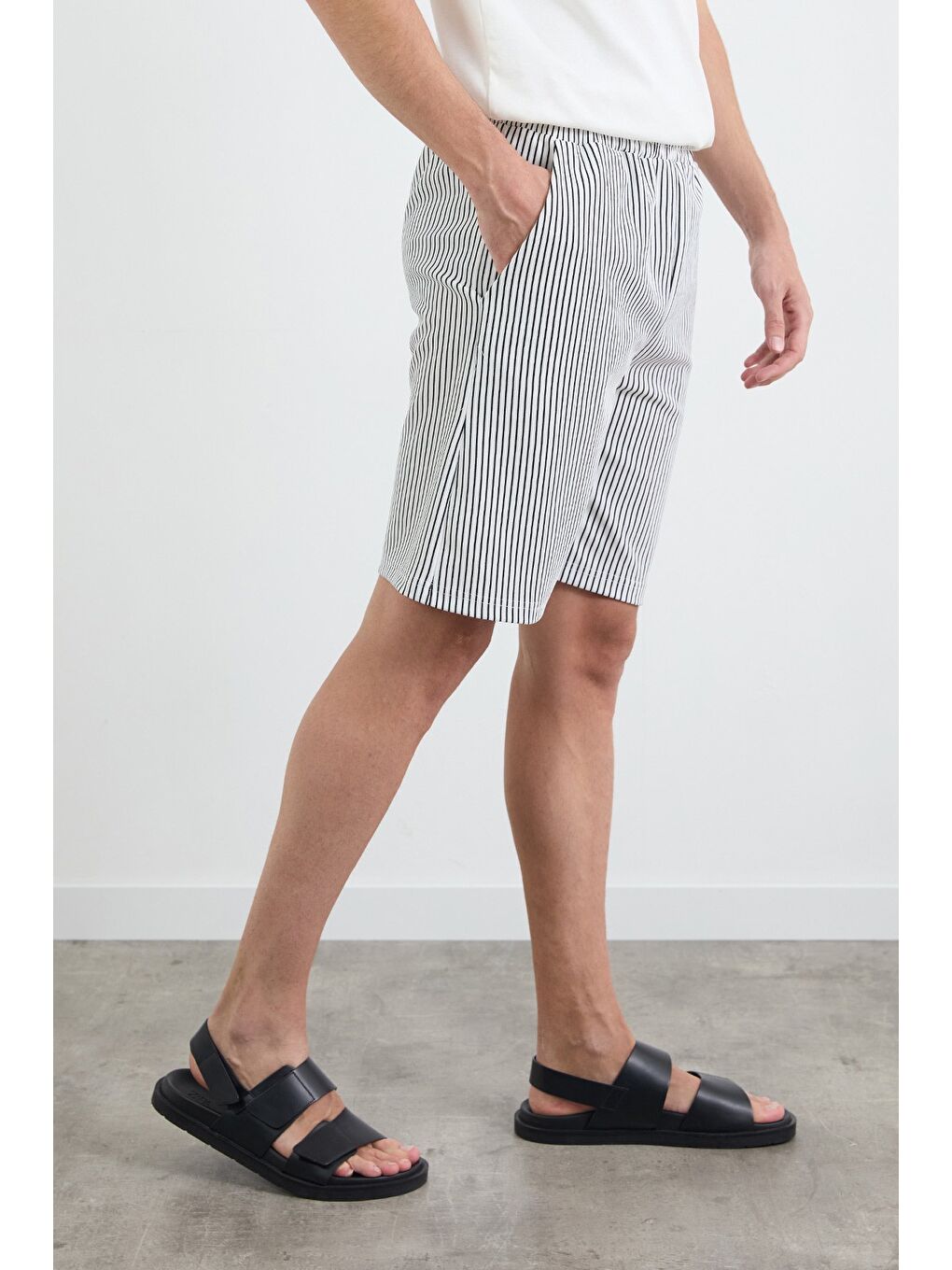 Beyaz Çizgili Beli Lastikli Şort-2