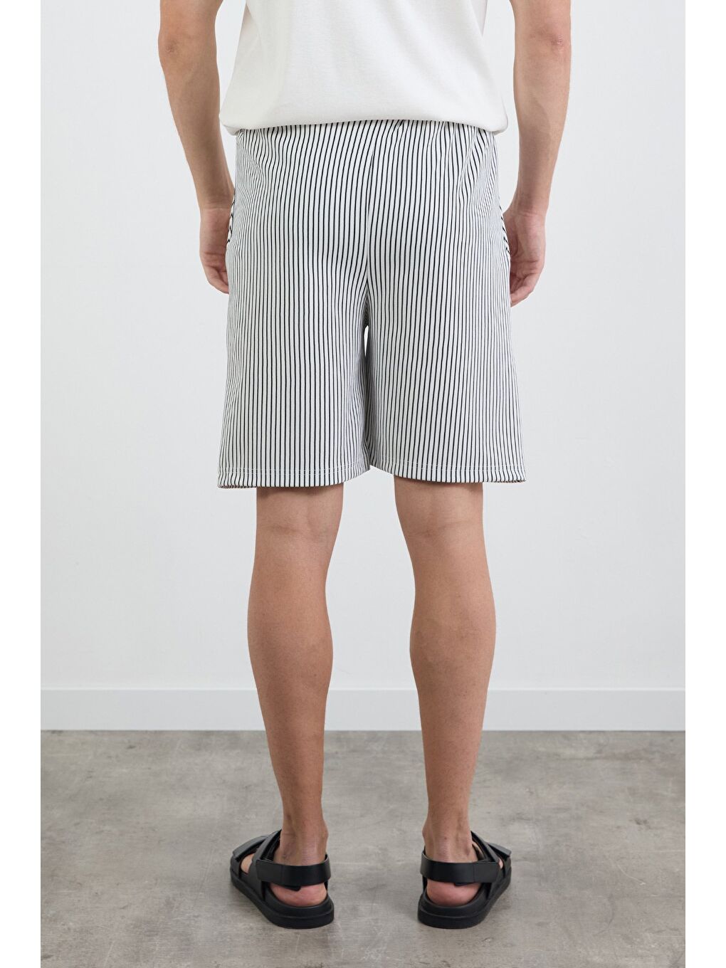 Beyaz Çizgili Beli Lastikli Şort-3
