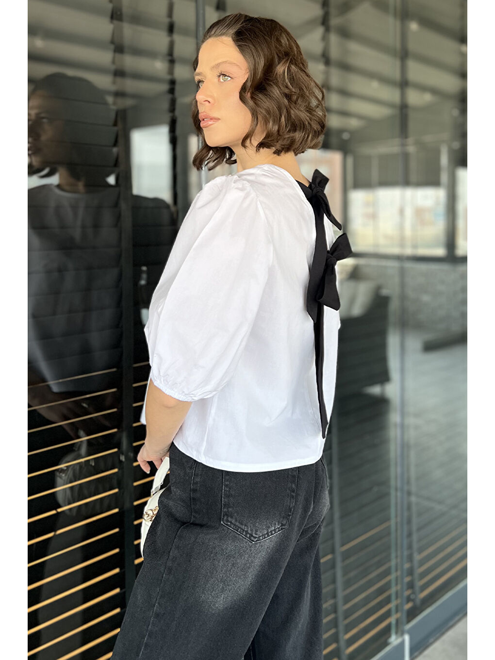 Beyaz Kadın Sırt Bağlama Detaylı Kol Lastikli Bluz-2