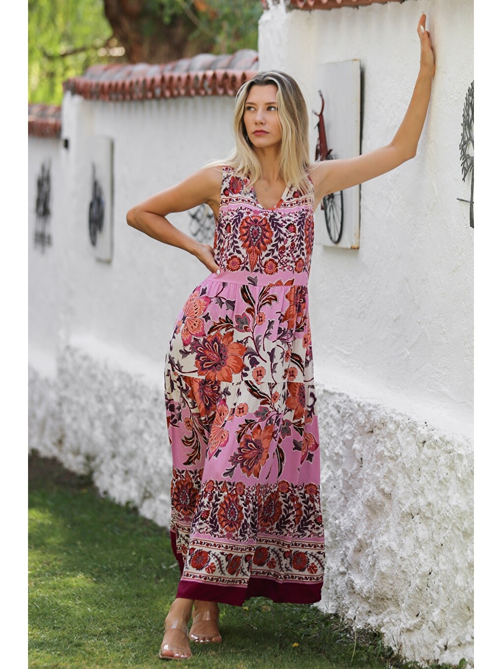 Bordo-Bej V Yaka Kolsuz Eteği Fırfırlı Allover Baskılı Dokuma Casual Elbise-5