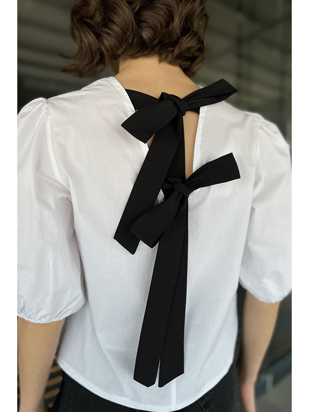 Beyaz Kadın Sırt Bağlama Detaylı Kol Lastikli Bluz-4