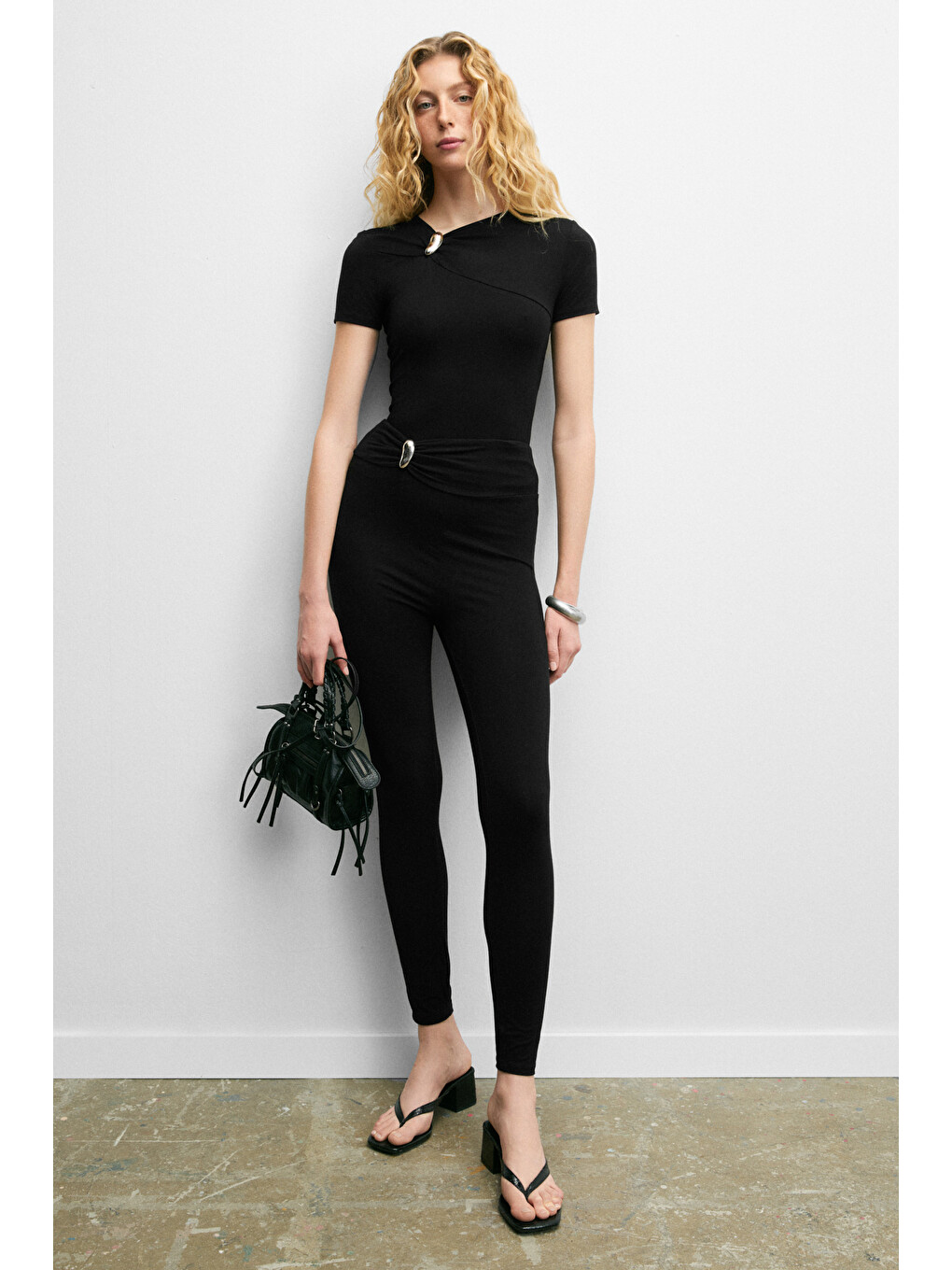 Sısıly Kadın Yumuşak Ve Esnek Kumaşlı Toka Detaylı Slim Fit Siyah Tayt