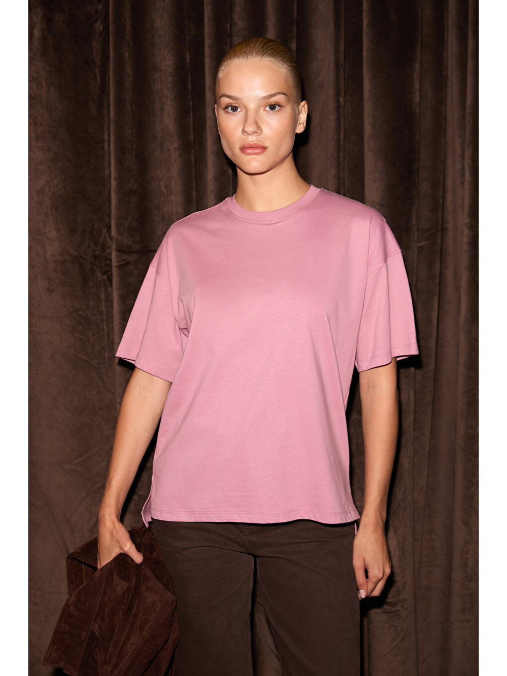 Pembe Jemmy Kadın %100 Organik Pamuk Relaxed Fit Yırtmaçlı Yuvarlak Yakalı GÜLKURUSU T-Shirt
