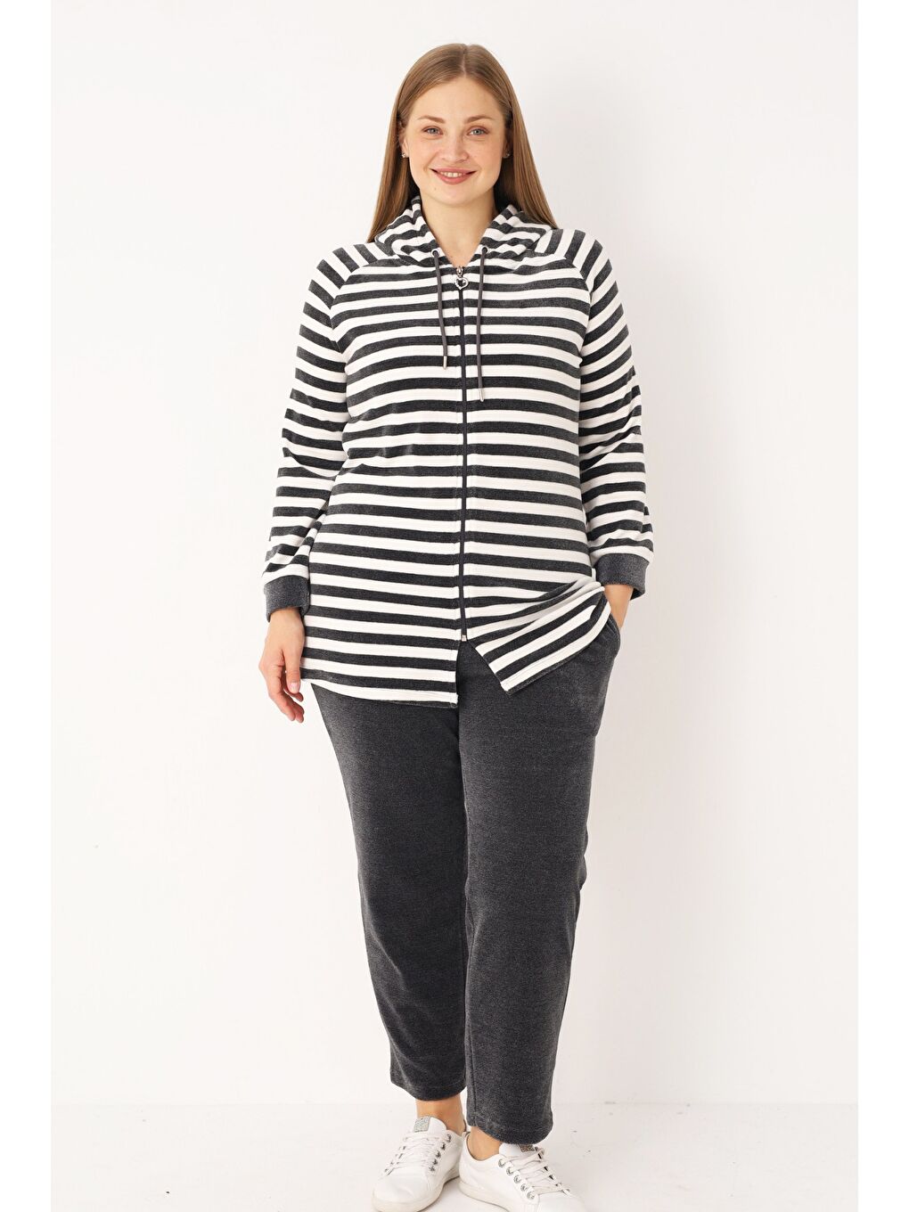 Beyaz Çizgili Kapüşonlu Fermuarlı Cepli Uzun Kollu Alt-Üst Eşofman Takımı