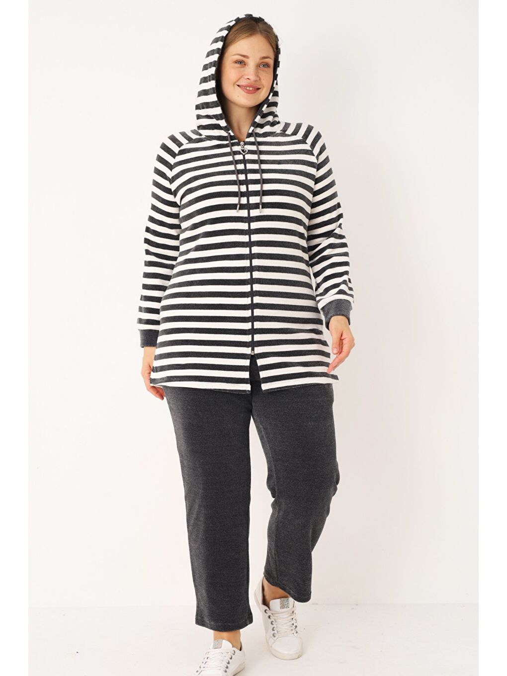 Beyaz Çizgili Kapüşonlu Fermuarlı Cepli Uzun Kollu Alt-Üst Eşofman Takımı-3