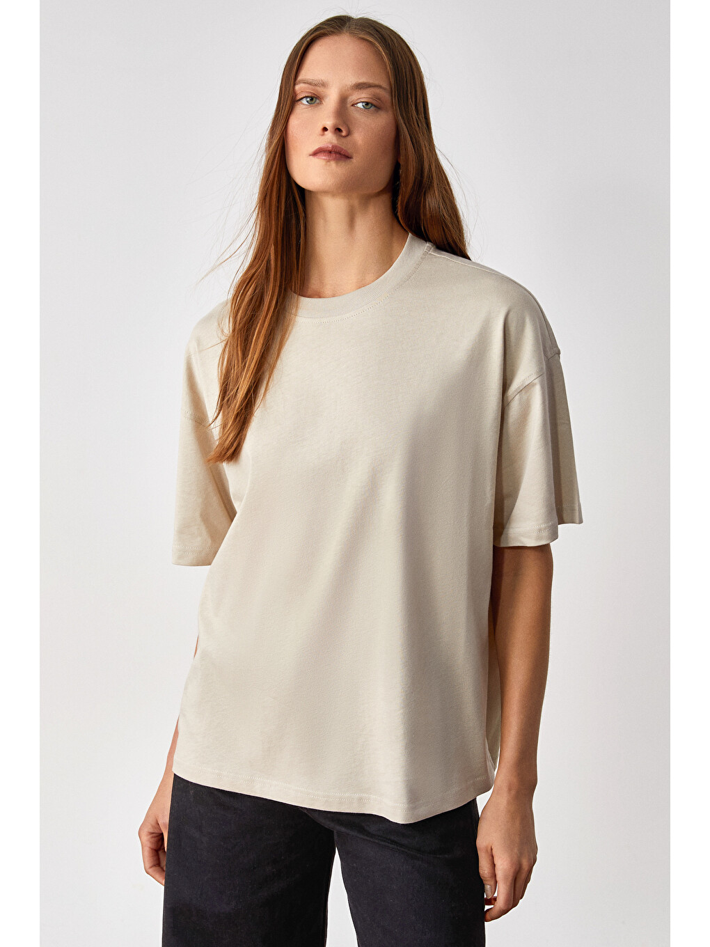 Bej Jemmy Kadın %100 Organik Pamuk Relaxed Fit Yırtmaçlı Yuvarlak Yakalı TAŞ T-Shirt