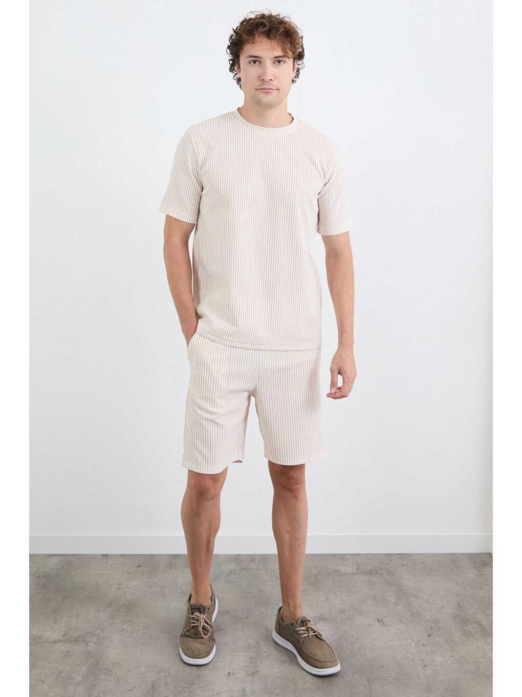 Bej Çizgili Beli Lastikli Şort