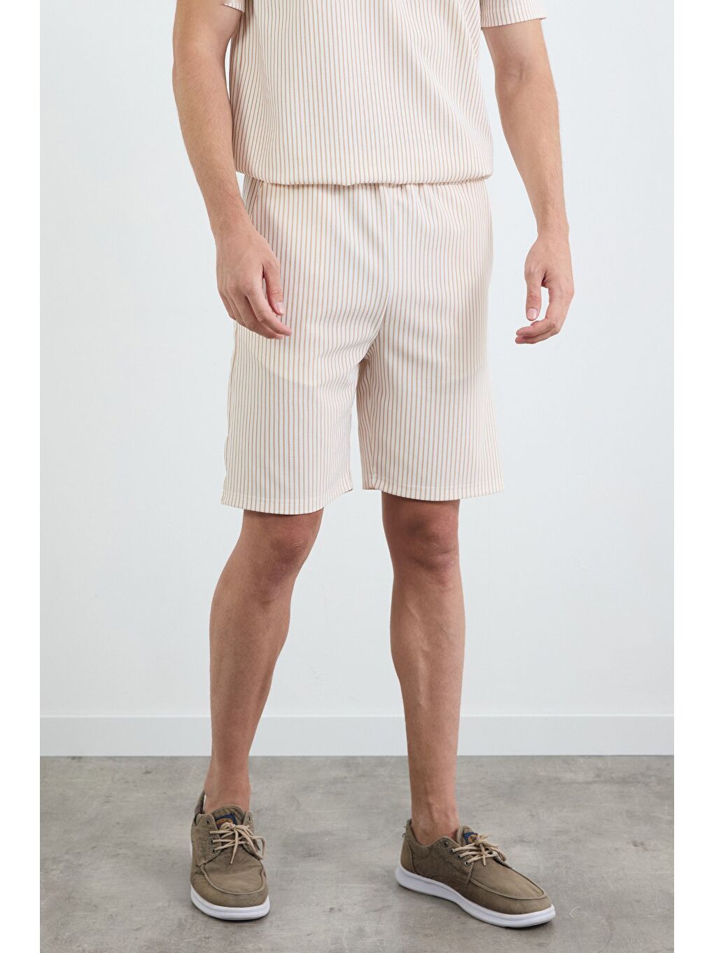 Bej Çizgili Beli Lastikli Şort-1