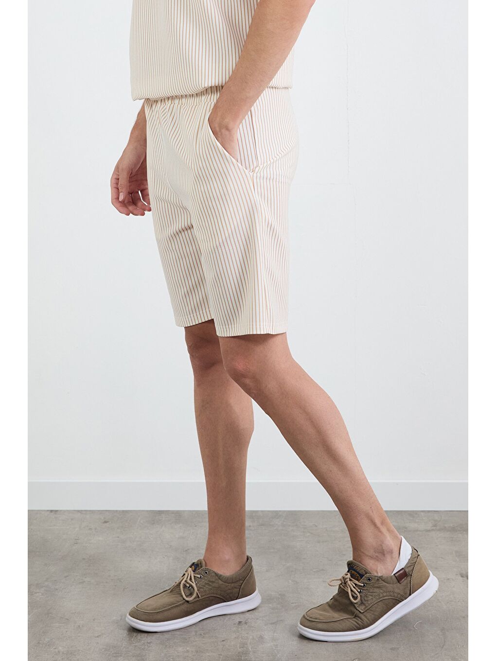 Bej Çizgili Beli Lastikli Şort-2