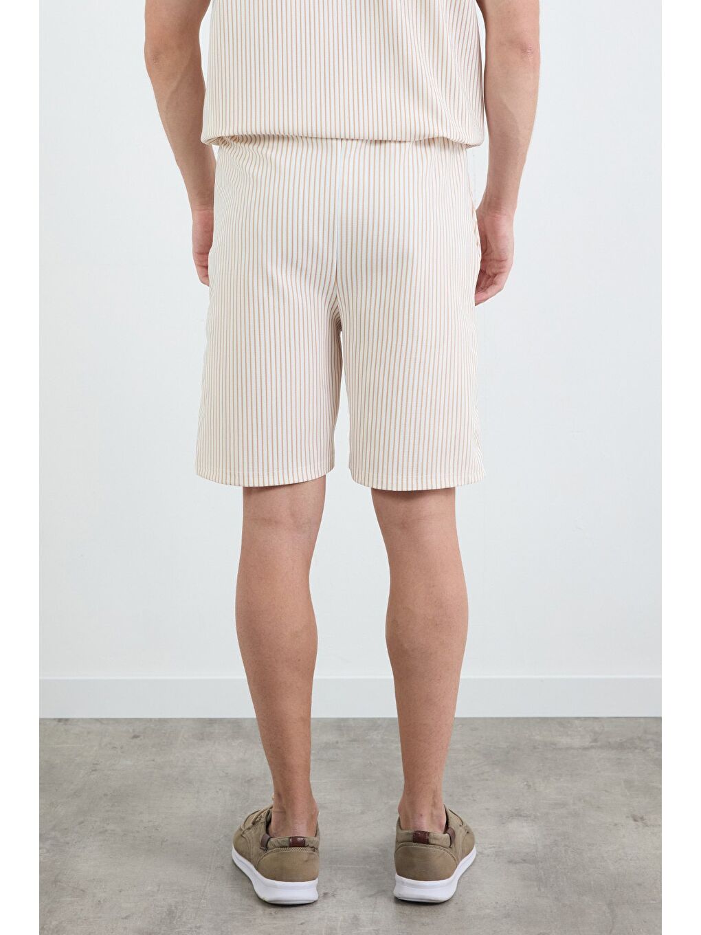 Bej Çizgili Beli Lastikli Şort-3