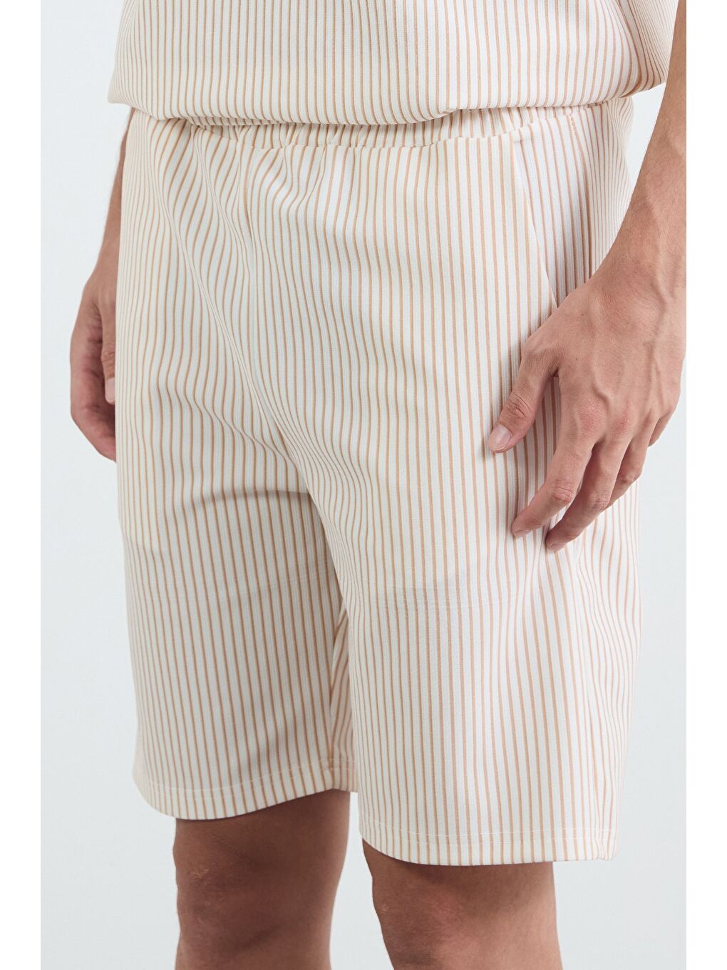 Bej Çizgili Beli Lastikli Şort-4