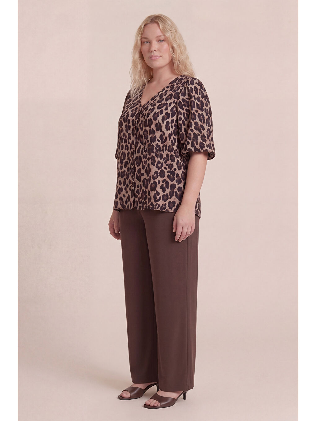 Kahverengi Balon Kol Düğmeli Leopar Desenli Bluz