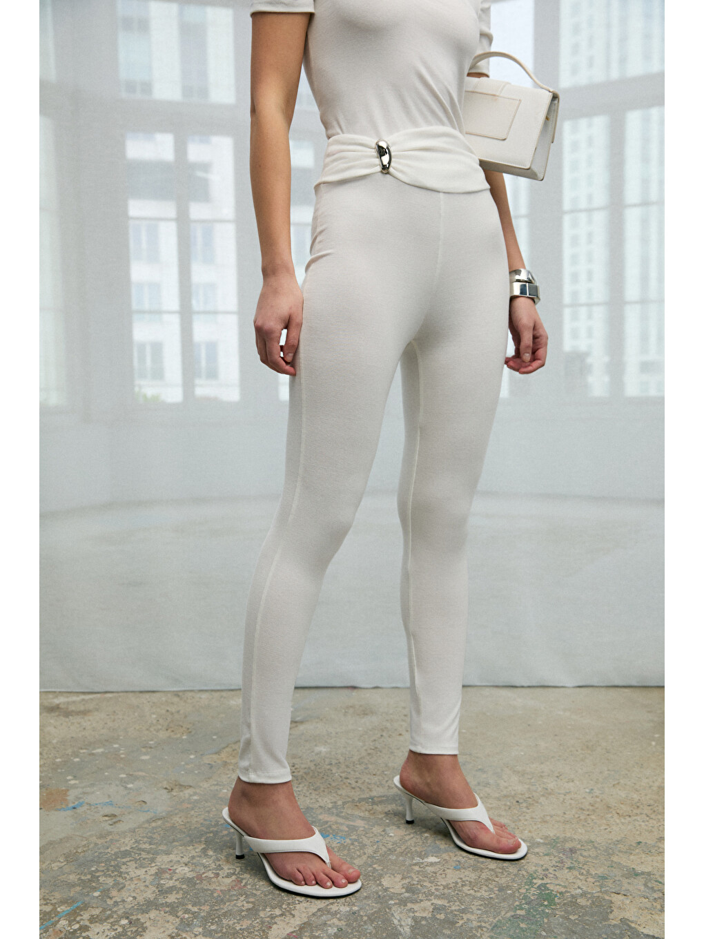 Sısıly Kadın Yumuşak Ve Esnek Kumaşlı Toka Detaylı Slim Fit Ekru Tayt-2