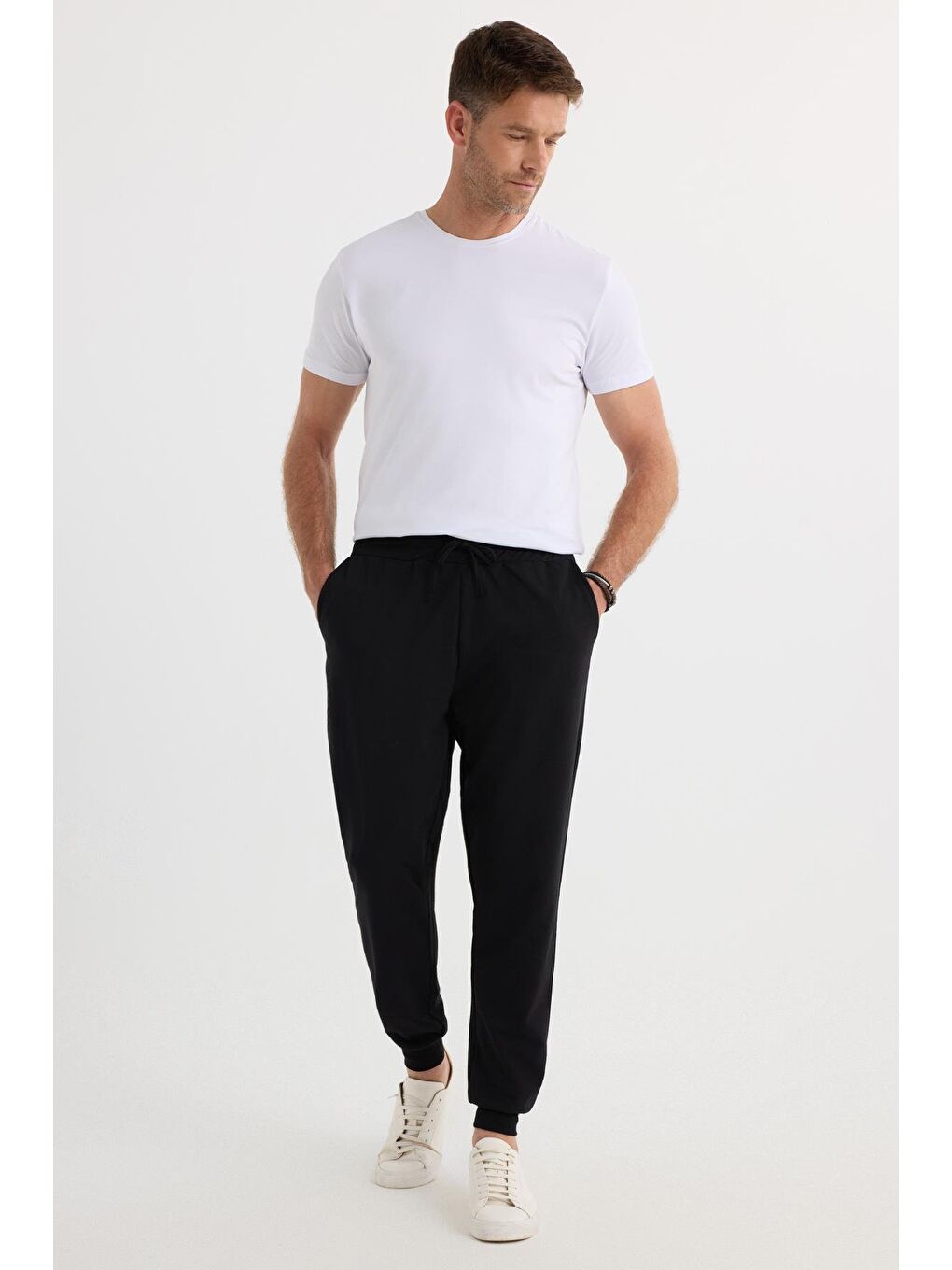 Erkek Regular Fit Klasik Kesim Beli Bağcıklı Jogger Cepli Lastikli Paça Siyah Eşofman Altı-1