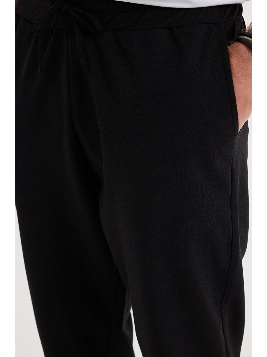 Erkek Regular Fit Klasik Kesim Beli Bağcıklı Jogger Cepli Lastikli Paça Siyah Eşofman Altı-2