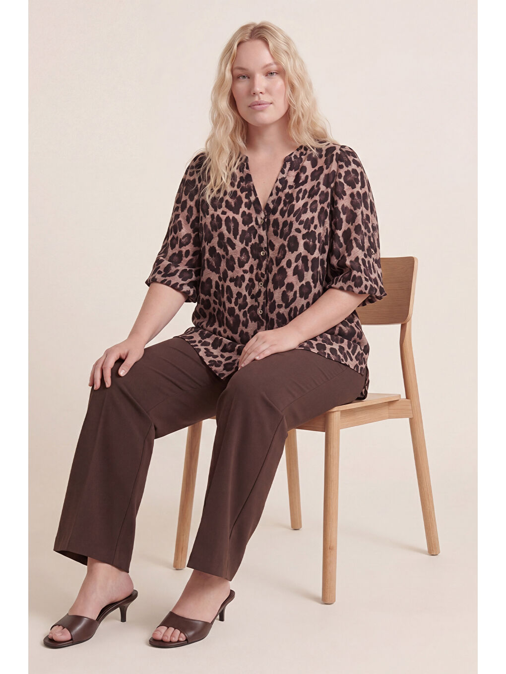 Kahverengi Balon Kol Düğmeli Leopar Desenli Bluz-4