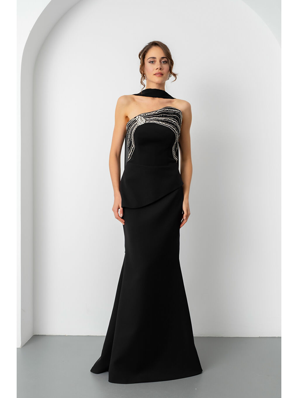 Kadın Siyah Straplez Taşlı Uzun Balık Abiye Elbise