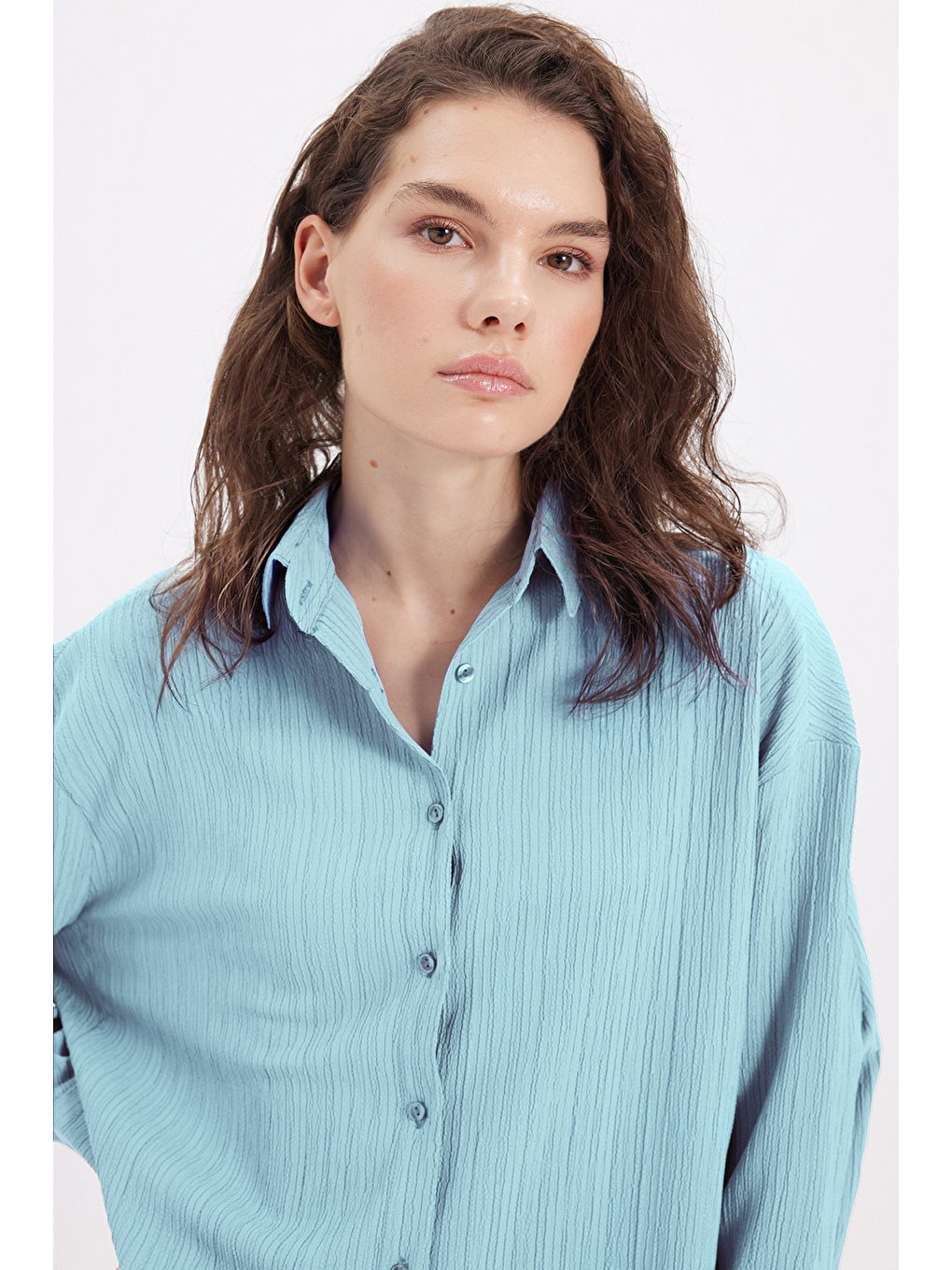 Kadın Oversize Geniş Kesim Bürümcük Pens Detaylı Uzun Kollu Dokulu Turkuaz Gömlek-2