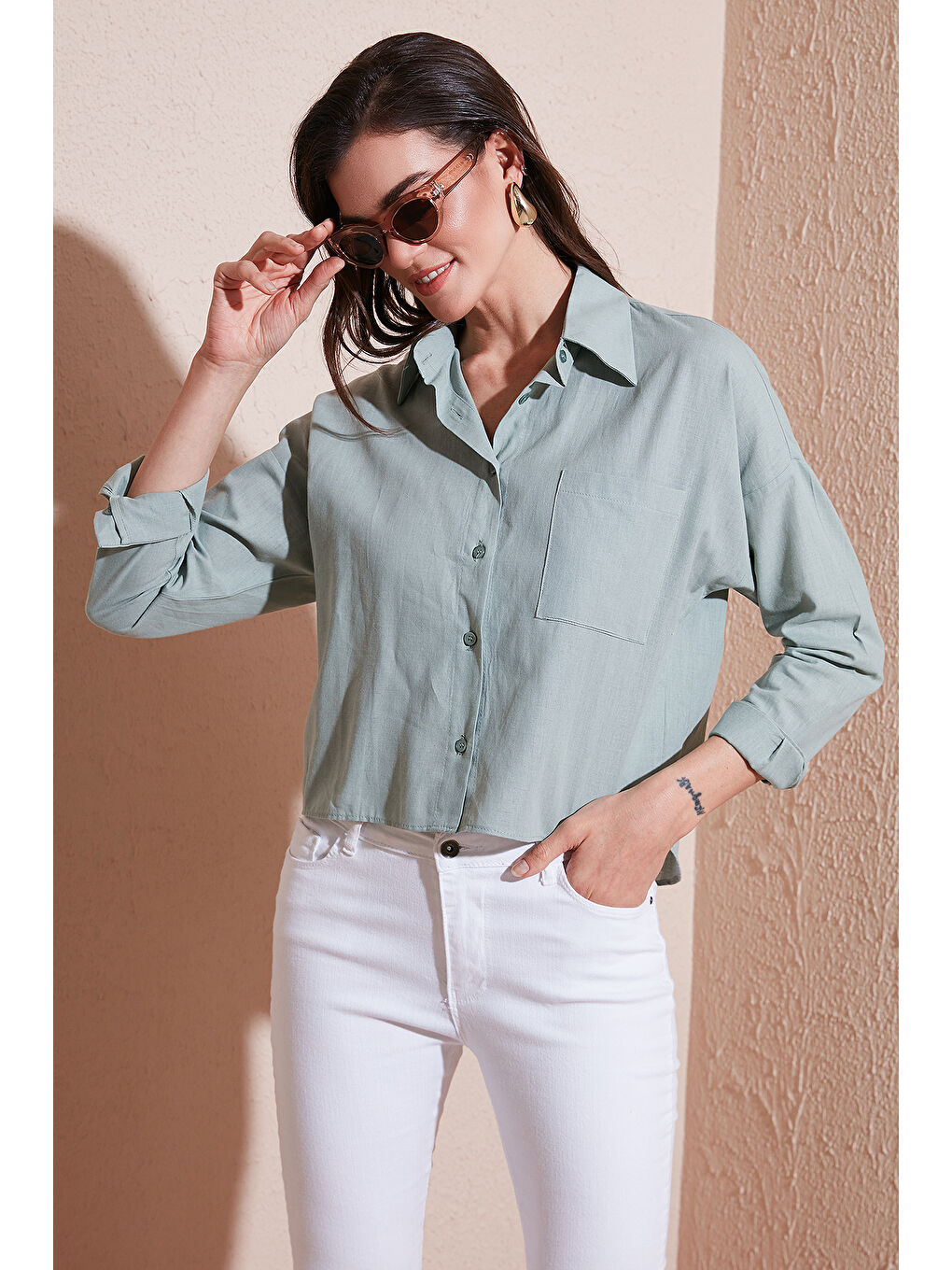 Yeşil Pamuk Ve Keten Karışımlı Regular Fit Önü Kısa Arkası Uzun Kadın Gömlek 6772867