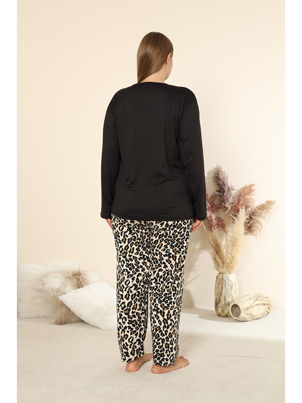 Siyah Sandy Soft Termal Kumaş Büyük Beden Kışlık Kadın Pijama Takımı 8050-3