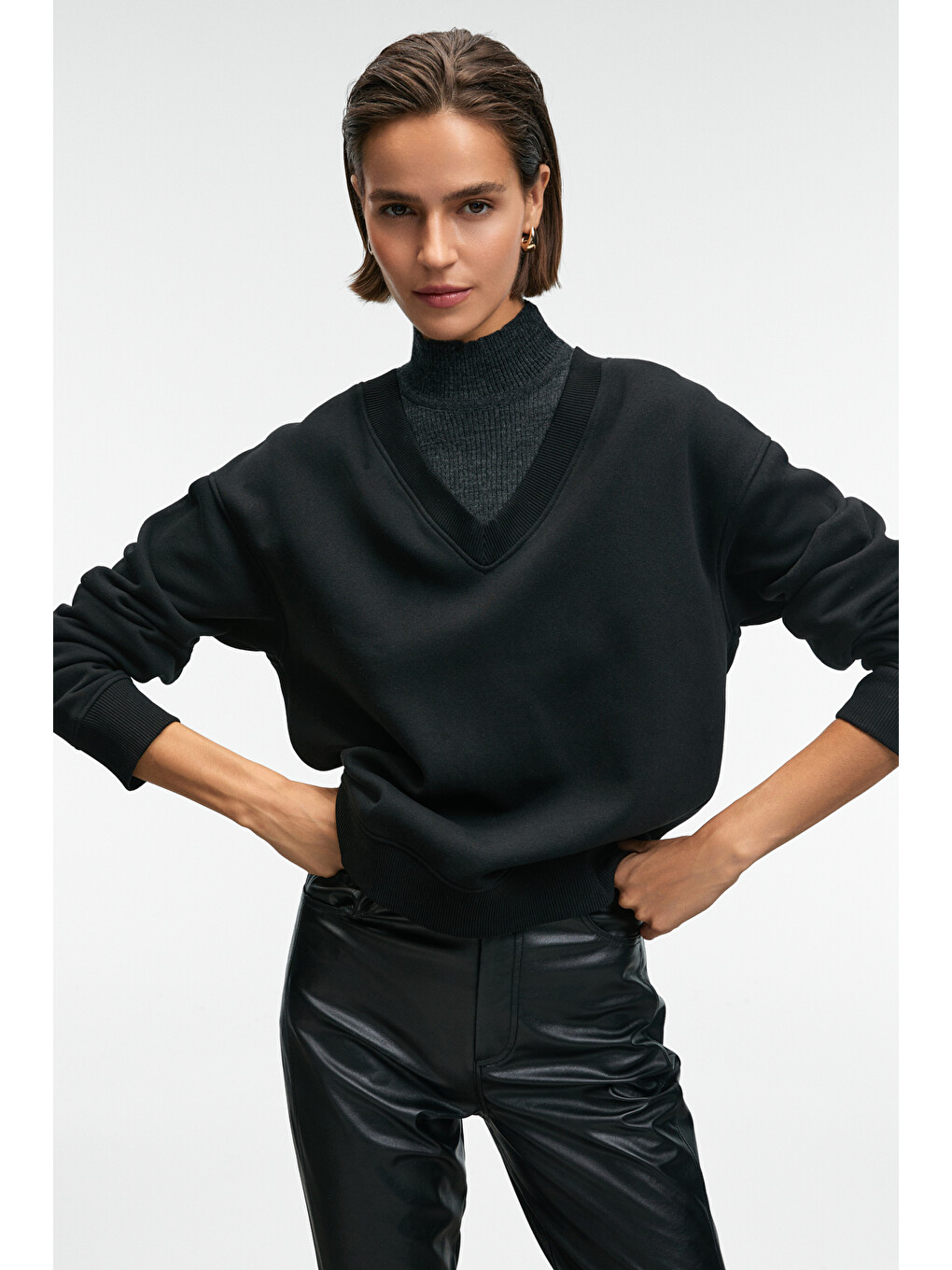 Arınel Kadın V Yaka Regular Fit Siyah Sweatshirt-1