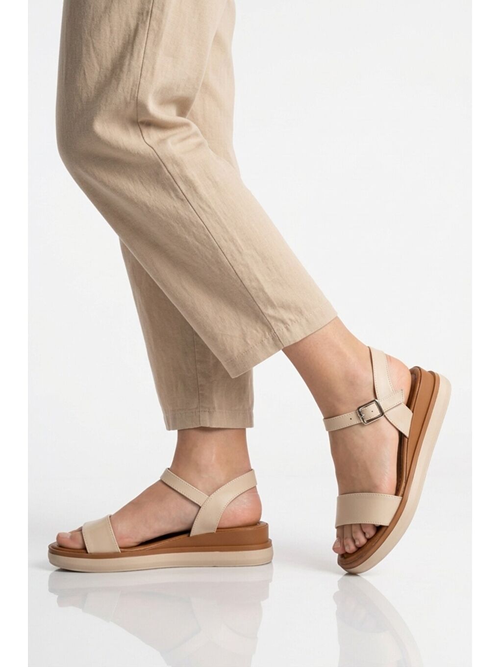 Bej Hafif Yumuşak Taban Kadın Sandalet 335333 Z