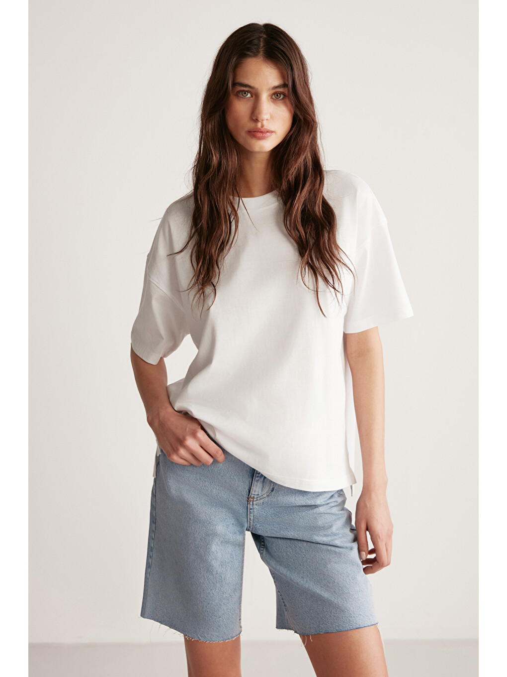 Beyaz Jemmy Kadın %100 Organik Pamuk Relaxed Fit Yırtmaçlı Yuvarlak Yakalı BEYAZ T-Shirt-2