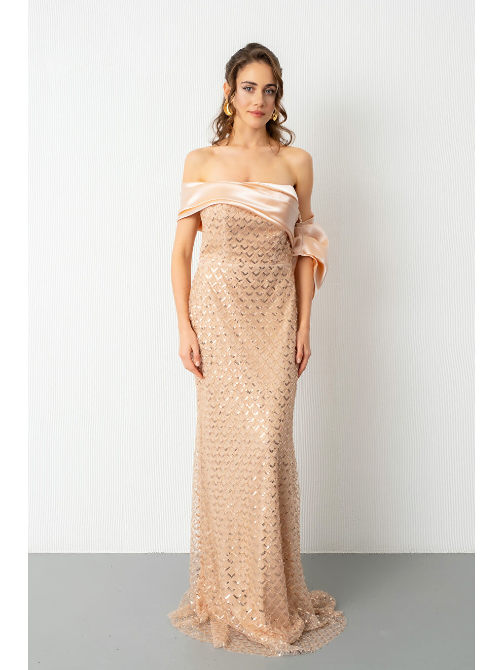 Sarı Kadın Gold Yaka Detay Boncuklu Uzun Abiye Elbise-1